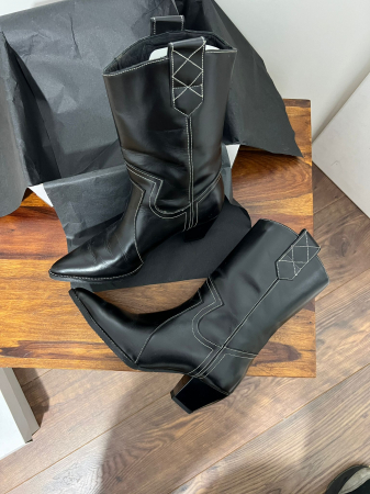 OUTLET TOAMNA-IARNA - Ciocate tubulare din piele naturala neagra, cusaturi decorative albe, Brantul este acoperit integral cu burete pentru un plus de confort.