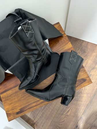 Ciocate tubulare din piele naturala neagra, cusaturi decorative albe, Brantul este acoperit integral cu burete pentru un plus de confort. [2]