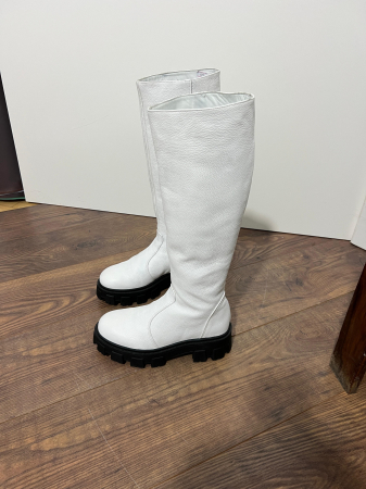 OUTLET TOAMNA-IARNA - Cizme cu talpa inalta tip bocanc; din piele naturala alba bizonata.