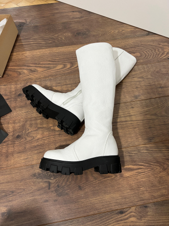 Cizme cu talpa inalta tip bocanc; din piele naturala alba bizonata. [2]