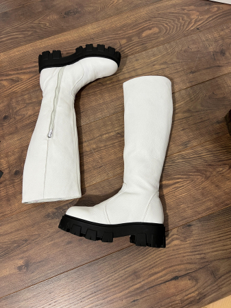 Cizme cu talpa inalta tip bocanc; din piele naturala alba bizonata. [1]