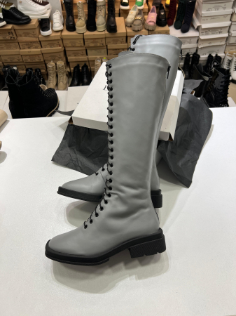 OUTLET TOAMNA-IARNA - Cizme cu talpa moderna, antiderapanta, cu varf patrat, din piele naturala gri. Foarte practice si comode, aceCizme cu talpa moderna, antiderapanta, cu varf patrat, din piele naturala gri. Foarte pract