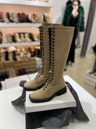 Cizme cu talpa moderna, antiderapanta, cu varf patrat, din piele naturala intoarsa bej nisipiu. Foarte practice si comode, aceste cizme sunt potrivite pentru a fi purtate de-a lungul intregului sezon  [1]