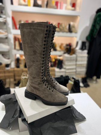 OUTLET TOAMNA-IARNA - Cizme cu talpa moderna, antiderapanta, cu varf patrat, din piele naturala intoarsa cafenie. Foarte practice si comode, aceste cizme sunt potrivite pentru a fi purtate de-a lungul intregului sezon rece