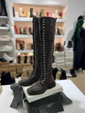 Cizme cu talpa moderna, antiderapanta, cu varf patrat, din piele naturala intoarsa cafenie si  capse argintii. Foarte practice si comode, aceste cizme sunt potrivite pentru a fi purtate de-a lungul in [1]