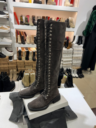 OUTLET TOAMNA-IARNA - Cizme cu talpa moderna, antiderapanta, cu varf patrat, din piele naturala intoarsa cafenie si  capse argintii. Foarte practice si comode, aceste cizme sunt potrivite pentru a fi purtate de-a lungul in