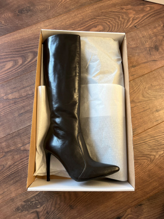 OUTLET TOAMNA-IARNA - Cizme cu varf ascutit, din piele maron inchis . Barntul este acoperit integral cu burete, adaugand un plus de confort