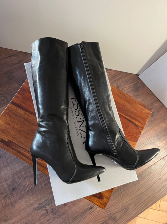 Cizme cu varf ascutit, din piele maron inchis . Barntul este acoperit integral cu burete, adaugand un plus de confort [1]