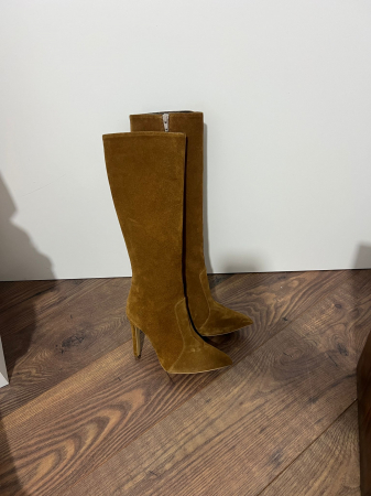 Cizme cu varf ascutit, din piele natCizme cu varf ascutit, din piele naturala intoarsa maron roscat. Barntul este acoperit integral cu burete, adaugand un plus de conforturala intoarsa maron roscat. B [1]