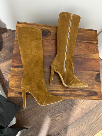 Cizme cu varf ascutit, din piele natCizme cu varf ascutit, din piele naturala intoarsa maron roscat. Barntul este acoperit integral cu burete, adaugand un plus de conforturala intoarsa maron roscat. B [2]