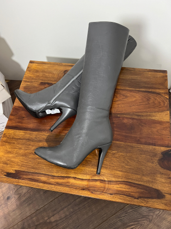 Cizme cu varf semiascutit, din piele naturala gri inchis. Talpa este antiderapanta iar brantul este acoperit cu burete, oferind un plus de confort [2]