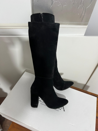 Cizme  din piele naturala intoarsa, cu toc gros de 8.5 cm. Talpa este antiderapanta iar brantul este acoperit cu burete, oferind un plus de confort [3]