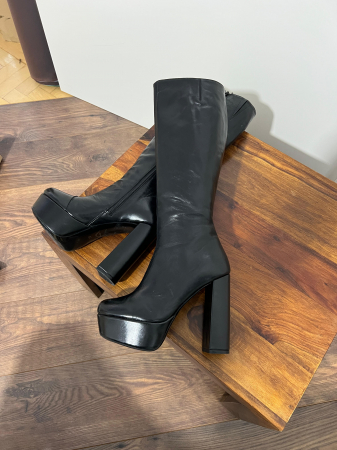 OUTLET TOAMNA-IARNA - Cizme din piele naturala neagra. Aceste cizme au un toc gros de 12,5cm si un platou de 4 cm ce ofera stabilitate si confort in timpul mersului.