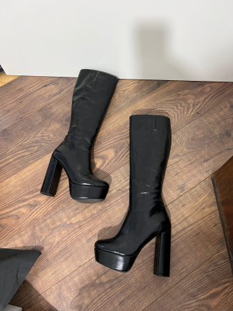 Cizme din piele naturala neagra. Aceste cizme au un toc gros de 12,5cm si un platou de 4 cm ce ofera stabilitate si confort in timpul mersului. [3]
