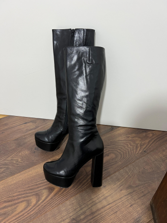 Cizme din piele naturala neagra. Aceste cizme au un toc gros de 12,5cm si un platou de 4 cm ce ofera stabilitate si confort in timpul mersului. [1]