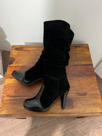 Cizme din piele neagra si piele intoarsa neagra. Aceste cizme au un toc gros de 12 cm si un platou de 3 cm ce ofera stabilitate si confort in timpul mersului. [1]