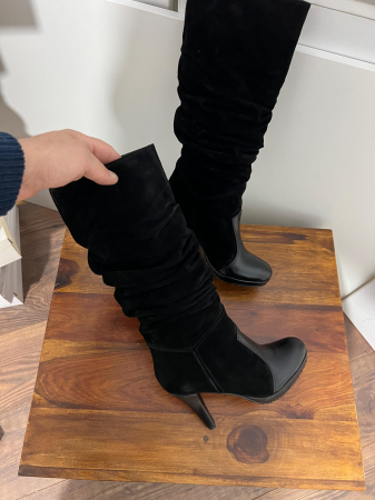 Cizme din piele neagra si piele intoarsa neagra. Aceste cizme au un toc gros de 12 cm si un platou de 3 cm ce ofera stabilitate si confort in timpul mersului. [2]