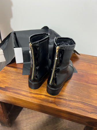 Cizme din piele neagra si piele neagra box si lac , cu talpa joasa.  [2]