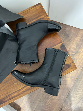 OUTLET TOAMNA-IARNA - Cizme din piele neagra si piele neagra box si lac , cu talpa joasa. 