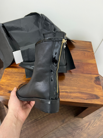 Cizme din piele neagra si piele neagra box si lac , cu talpa joasa.  [3]