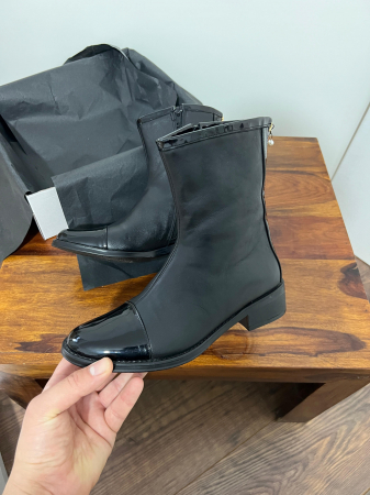 Cizme din piele neagra si piele neagra box si lac , cu talpa joasa.  [1]