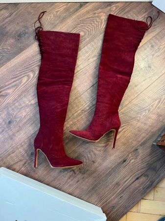 Cizme Stiletto peste genunchi ,din piele intoarsa burgundy.Inchiderea se face cu fermoar scurt pe partea de interior a piciorului ,si siret in partea din spate sus. [1]