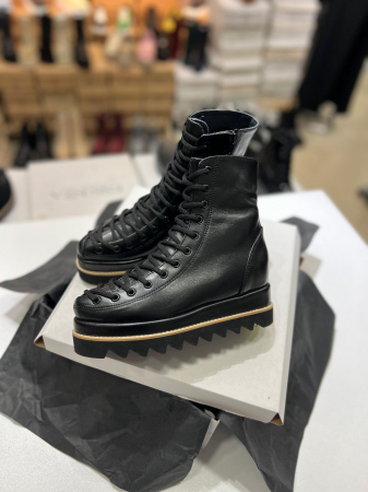 OUTLET TOAMNA-IARNA - Ghete cu siret, din piele naturala neagra, restilizati intr-o linie moderna, cu o talpa  dubla, suprainaltata realizata din un material foarte usor.