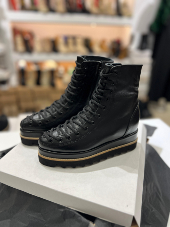 Ghete cu siret, din piele naturala neagra, restilizati intr-o linie moderna, cu o talpa  dubla, suprainaltata realizata din un material foarte usor. [3]