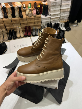 Ghete cu talpă groasă, realizati din piele naturală maro. [2]