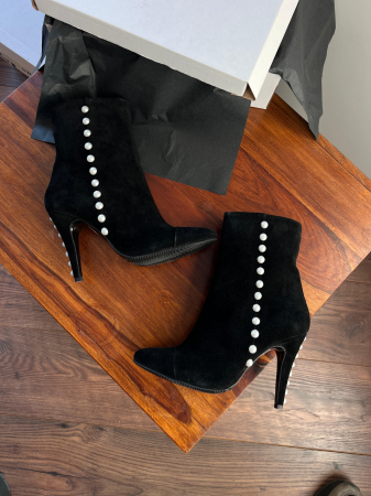 OUTLET TOAMNA-IARNA - Ghete cu varf semiascutit, din piele naturala  neagra si perle decorative.  Brantul este acoperit integral cu burete, adaugand un plus de confort.