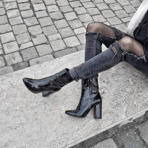 Reduceri - Ghete din piele lacuita neagra