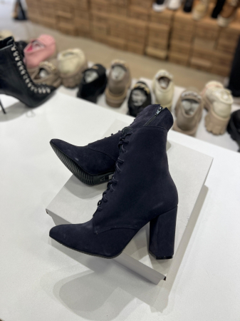 Ghete din piele naturala intoarsa de culoare bleomaren inchis, cu siret si toc gros,foarte stabil, imabracat in piele.Pentru o inchidere mai rapida ghetele sunt prevazut cu fermoar pe partea de latera [2]