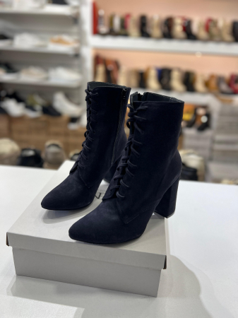 Ghete din piele naturala intoarsa de culoare bleomaren inchis, cu siret si toc gros,foarte stabil, imabracat in piele.Pentru o inchidere mai rapida ghetele sunt prevazut cu fermoar pe partea de latera [1]