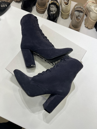 Ghete din piele naturala intoarsa de culoare bleomaren inchis, cu siret si toc gros,foarte stabil, imabracat in piele.Pentru o inchidere mai rapida ghetele sunt prevazut cu fermoar pe partea de latera [3]