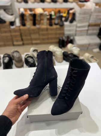 OUTLET TOAMNA-IARNA - Ghete din piele naturala intoarsa de culoare bleomaren inchis, cu siret si toc gros,foarte stabil, imabracat in piele.Pentru o inchidere mai rapida ghetele sunt prevazut cu fermoar pe partea de latera