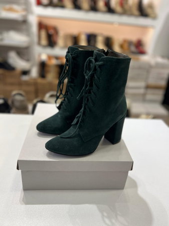 Ghete din piele naturala intoarsa de culoare verde, cu siret si toc gros,foarte stabil, imabracat in piele. [3]