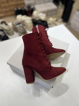 Ghete din piele naturala intoarsa visinie, cu siret si toc gros,foarte stabil, imabracat in piele [2]