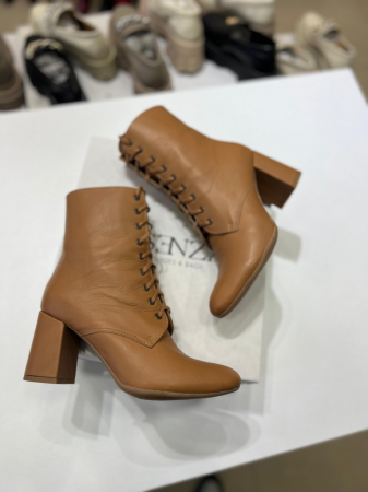 Ghete din piele naturala maro cu siret si toc gros,foarte stabil, imabracat in piele [3]