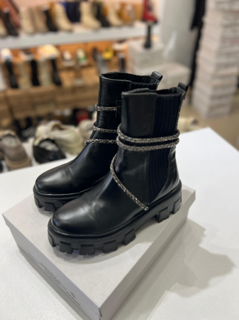 OUTLET TOAMNA-IARNA - Ghete din piele naturala neagra, cu elastic si bareta din cristal fumuriu ce se infasoara pe gamba.