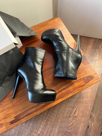 Ghete din piele naturala neagra ,cu toc stiletto si platou interior. [1]