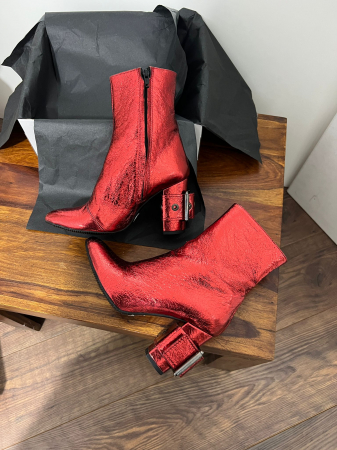 Ghete din piele rosie, cu toc gros de 8.5 cm, ce confera stabilitate. [2]