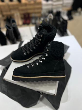 Ghete Furry  imblanite, din piele intoarsa neagra, restilizati intr-o linie moderna, cu o talpa dubla suprainaltata realizata din un material foarte usor. [3]