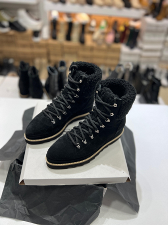 OUTLET TOAMNA-IARNA - Ghete Furry  imblanite, din piele intoarsa neagra, restilizati intr-o linie moderna, cu o talpa dubla suprainaltata realizata din un material foarte usor.