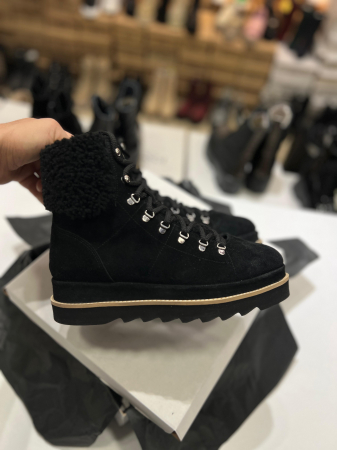 Ghete Furry  imblanite, din piele intoarsa neagra, restilizati intr-o linie moderna, cu o talpa dubla suprainaltata realizata din un material foarte usor. [2]