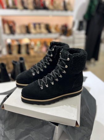 Ghete Furry  imblanite, din piele intoarsa neagra, restilizati intr-o linie moderna, cu o talpa dubla suprainaltata realizata din un material foarte usor. [1]