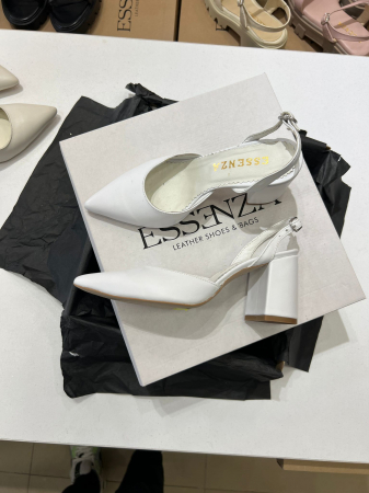 Pantofi cu varf ascutit decupati, cu bareta peste calcai, din piele naturala alba. [4]