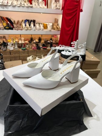 Pantofi cu varf ascutit decupati, cu bareta peste calcai, din piele naturala alba. [1]