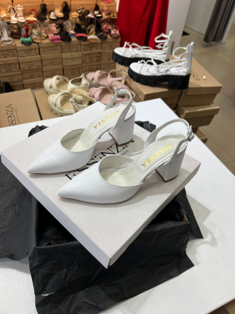 Pantofi cu varf ascutit decupati, cu bareta peste calcai, din piele naturala alba. [2]