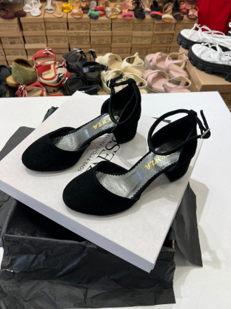 Pantofi cu varf rotund, cu decupaj si bareta la calcai, din piele intoarsa neagra. [1]