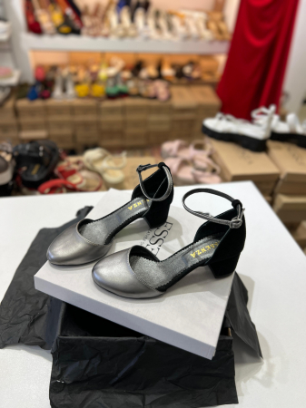 Pantofi cu varf rotund, cu decupaj si bareta la calcai, din piele intoarsa neagra si piele laminata argintie. [2]